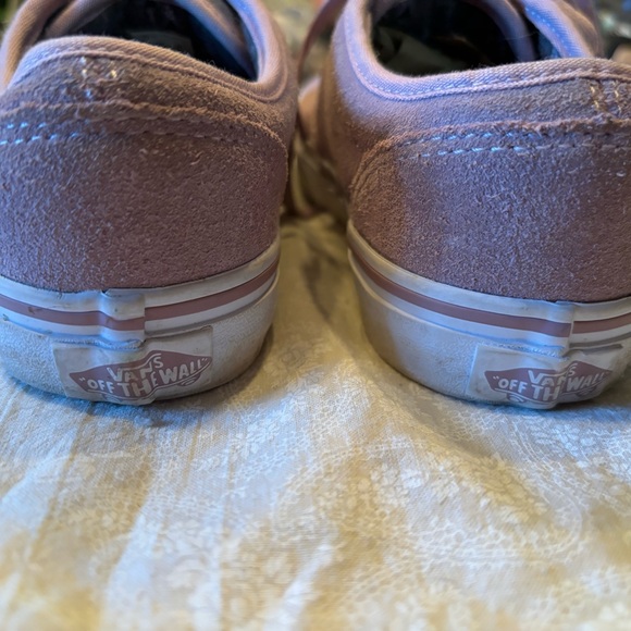 Vans Youth size 4 Low Top Suede Skateboarding Shoes, padded tongue. - Picture 4 of 11